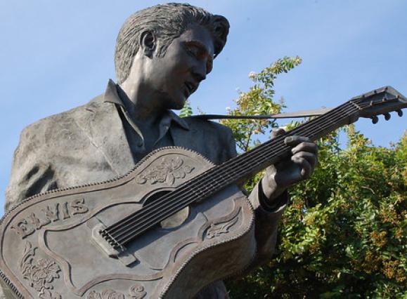 elvis holding guitar statue on beale street