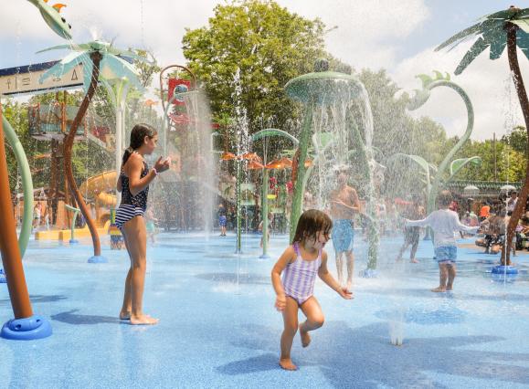 kids play in the water at memphis zoo splash park