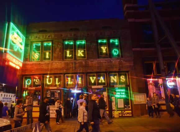 exterior shot of silky o' Sullivan's on beale at night