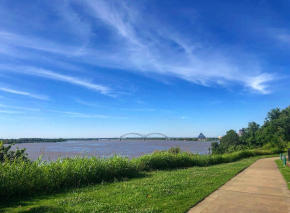places-to-take-photos-in-Memphis-Martyrs-Park-downtown-bridge.jpg