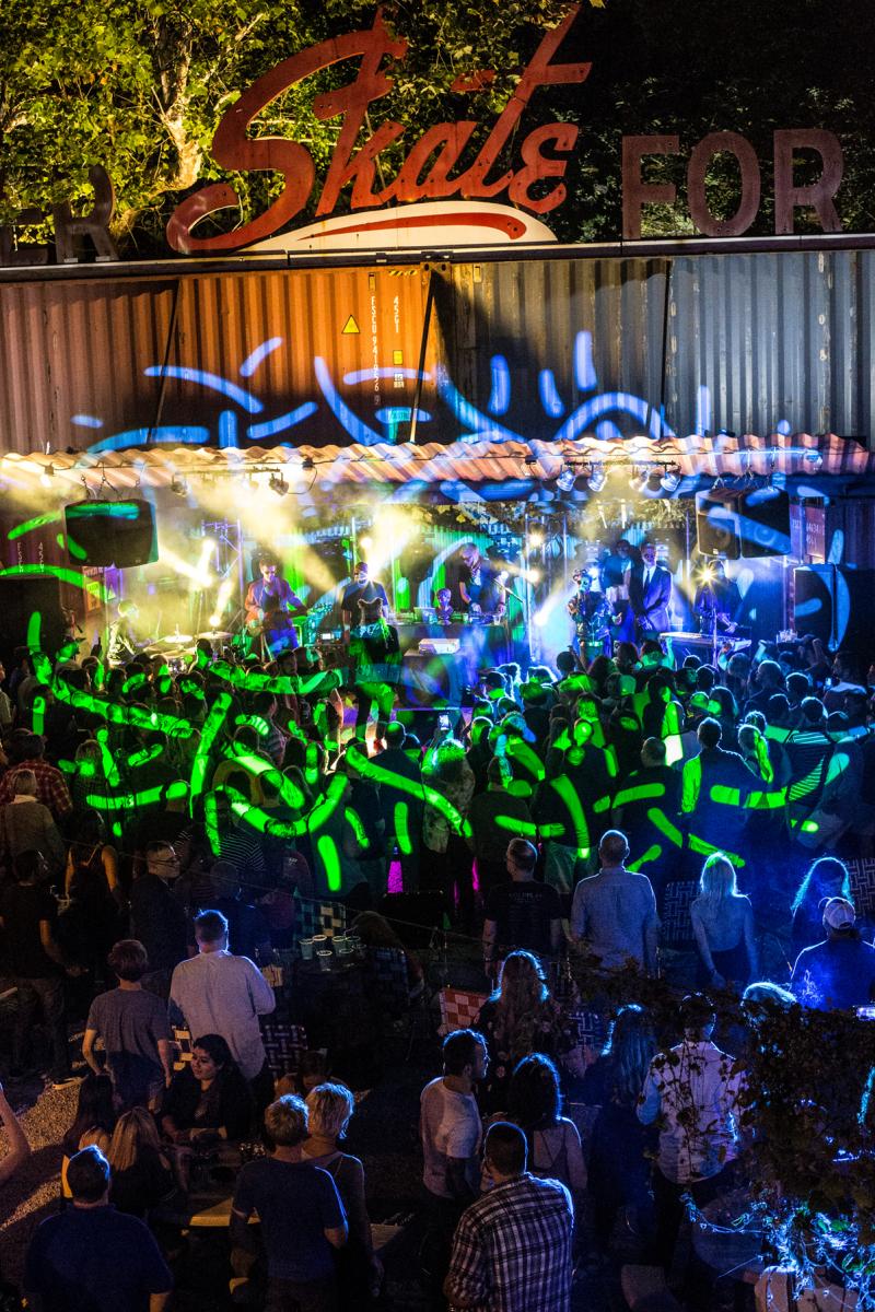 concert lights crowd stage railgarten