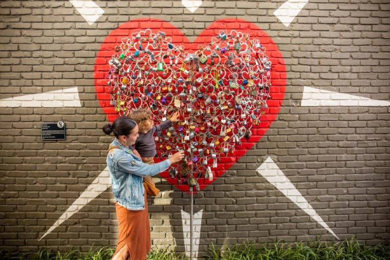 heart sculpture overton park with mom and baby
