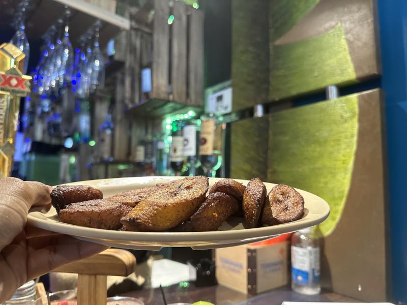 PLAINTAINS ON A PLATE