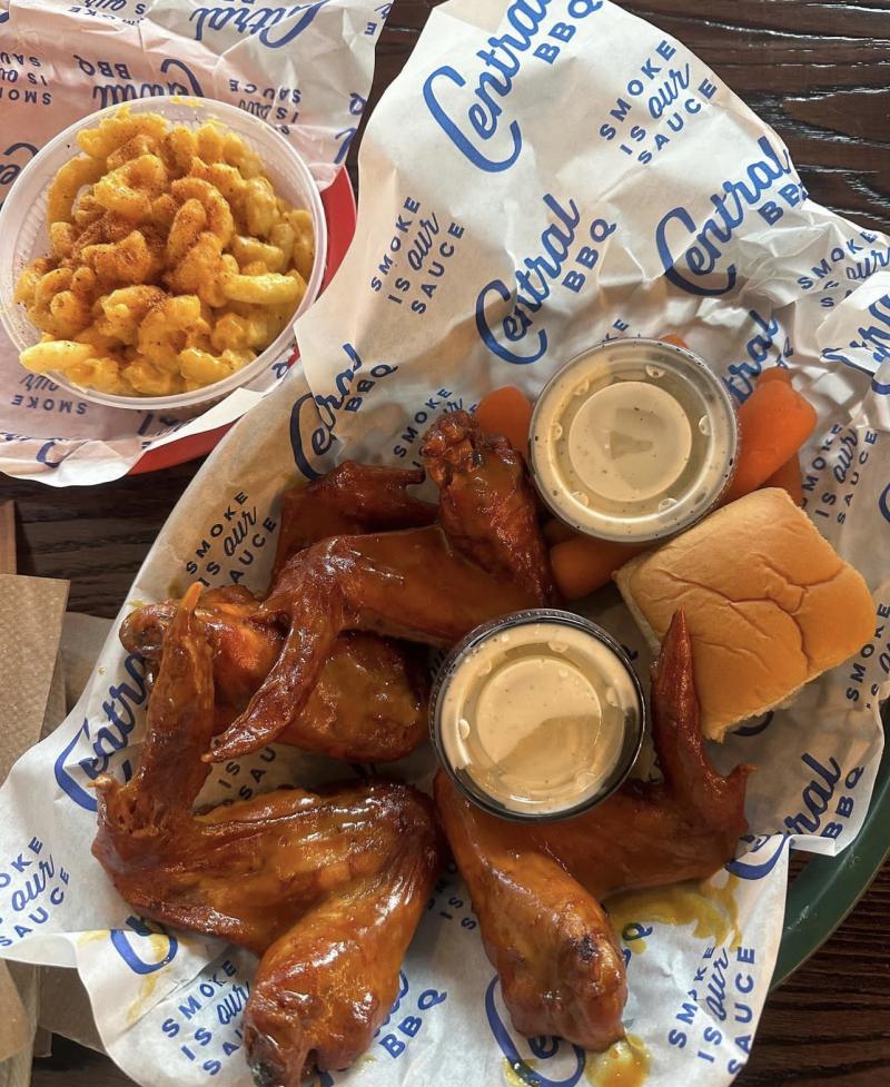 Plate of wings and Mac n cheese