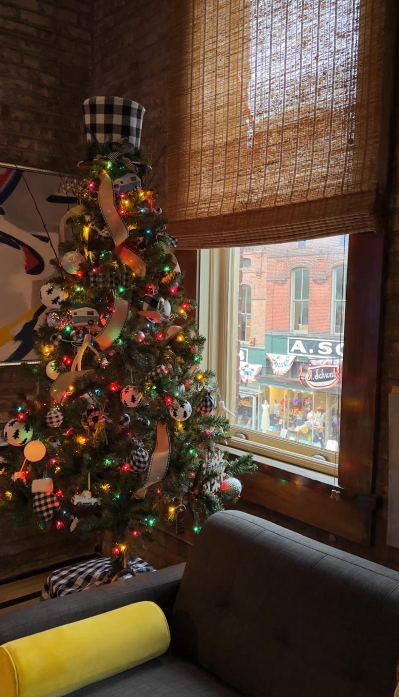Beale Street Airbnb Christmas tree