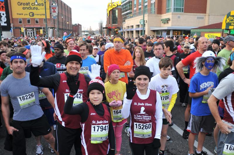 racers wait to begin st Jude memphis marathon