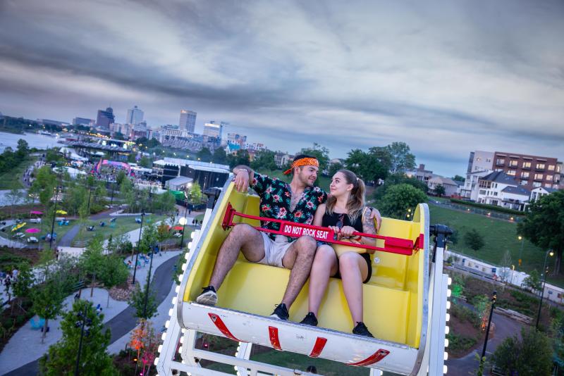 couple on riverbeat ferris wheel