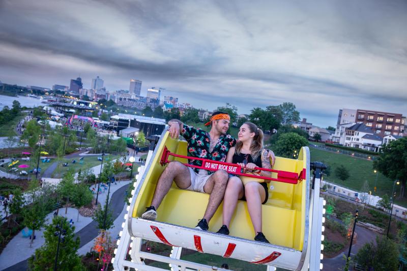 couple on riverbeat ferris wheel