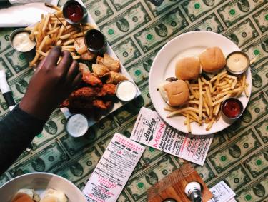 Table-at-Bardog-Tavern_rgb_s-1024x711.jpg