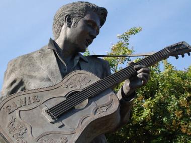 elvis holding guitar statue on beale street