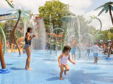 kids play in the water at memphis zoo splash park