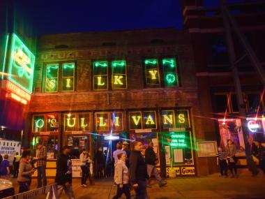 exterior shot of silky o' Sullivan's on beale at night