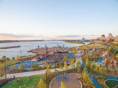 Skyline and aerial view of Tom Lee Park