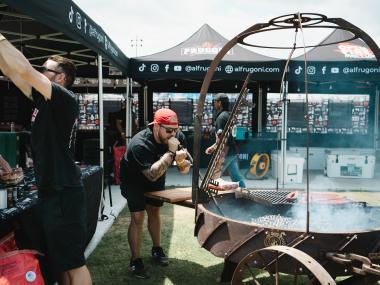 man blows into barbecue pit at smokeslam