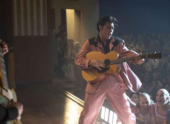 AUSTIN BUTLER as Elvis in Warner Bros. Pictures’ drama “ELVIS,” a Warner Bros. Pictures release. 